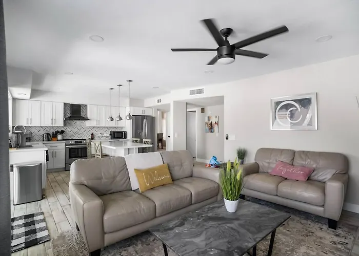Modern Oasis W/ Pool Near Spring Training Holiday home