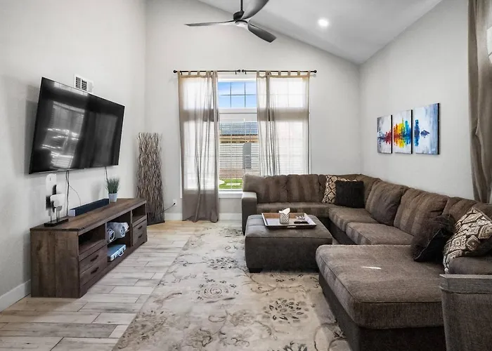 Modern Oasis W/ Pool Near Spring Training Holiday home Peoria